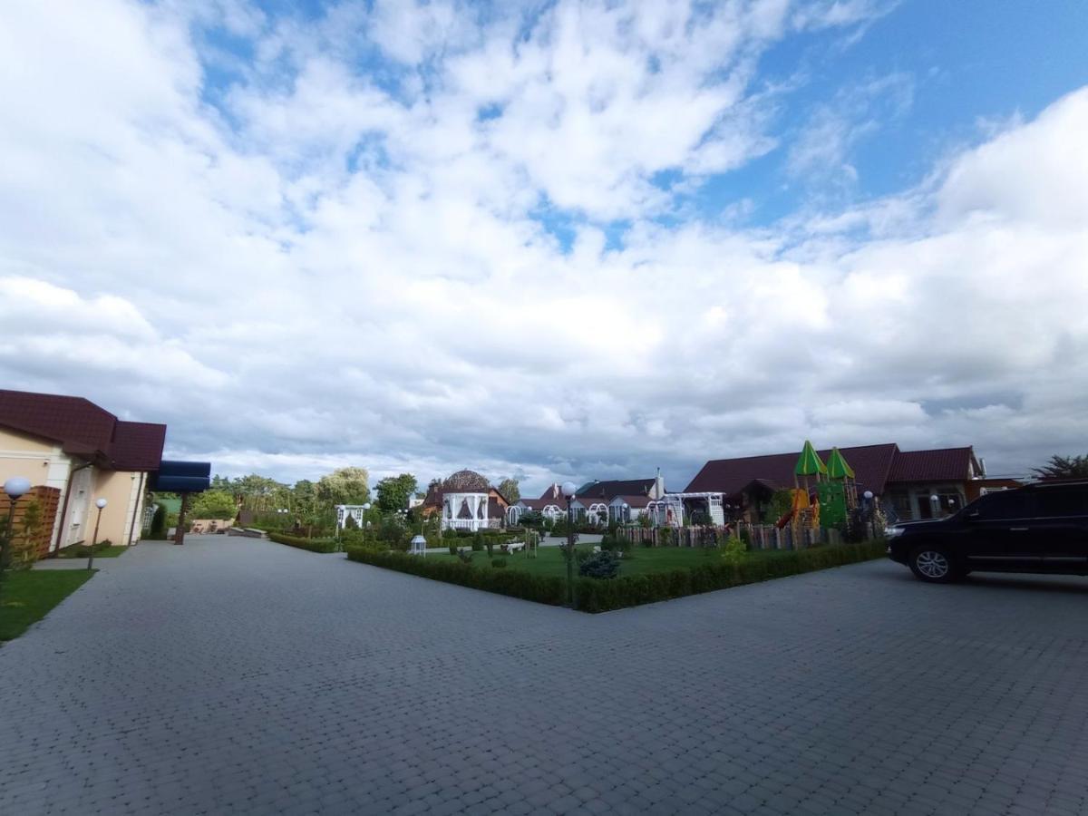 Готельно-Ресторанний Комплекс Прованс Парк Pochaiv Exterior foto