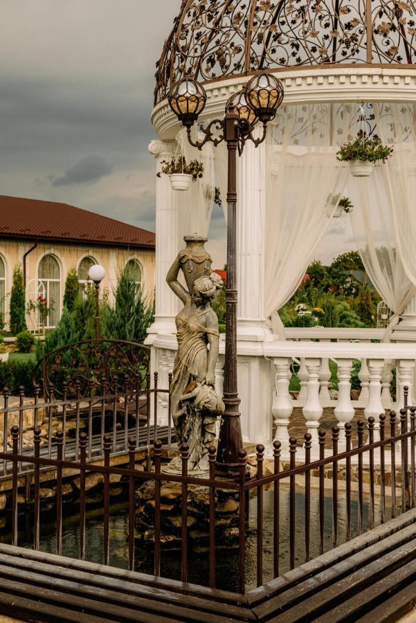 Готельно-Ресторанний Комплекс Прованс Парк Pochaiv Exterior foto